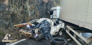 Idoso morre preso às ferragens após colisão entre carro e carreta na BR-381, em João Monlevade