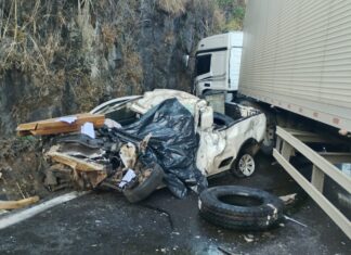 Idoso morre preso às ferragens após colisão entre carro e carreta na BR-381, em João Monlevade