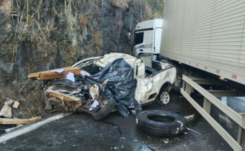 Idoso morre preso às ferragens após colisão entre carro e carreta na BR-381, em João Monlevade